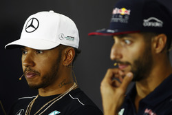 Lewis Hamilton, Mercedes AMG F1, Daniel Ricciardo, Red Bull Racing