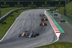 Kevin Magnussen, Haas F1 Team VF-17, Jolyon Palmer, Renault Sport F1 Team RS17