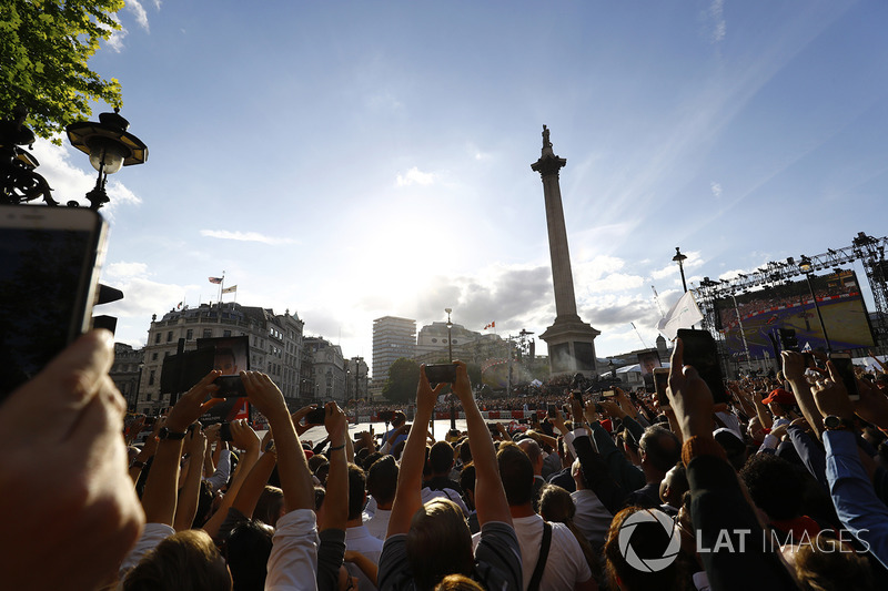 Fans berkumpul di event F1 Live