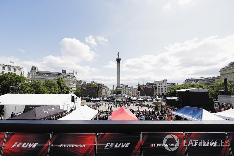 F1 en Trafalgar Square y las grandes pantallas a ambos lados de la columna de Nelsons