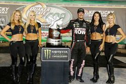 1. Martin Truex Jr., Furniture Row Racing, mit den Monster-Girls