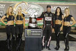 1. Martin Truex Jr., Furniture Row Racing, mit den Monster-Girls