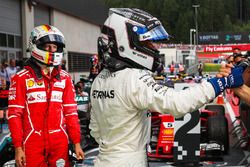 Racewinnaar Valtteri Bottas, Mercedes AMG F1 en tweede plaats Sebastian Vettel, Ferrari vieren feest