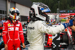 Le vainqueur Valtteri Bottas, Mercedes AMG F1 et Sebastian Vettel, Ferrari, dans le parc fermé