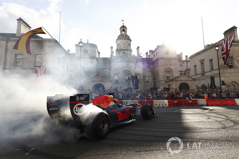 Daniel Ricciardo, Red Bull Racing RB13, does some donuts