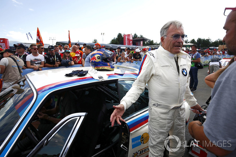 Дитер Кветсер рядом с BMW CSL