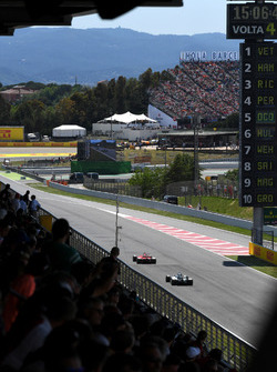 Sebastian Vettel, Ferrari SF70H et Lewis Hamilton, Mercedes-Benz F1 W08 en lutte pour une position