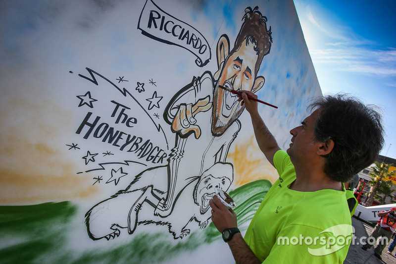 Na Espanha, um artista pinta a caricatura de Daniel Ricciardo.
