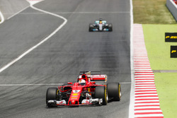Sebastian Vettel, Ferrari SF70H, Lewis Hamilton, Mercedes AMG F1 W08