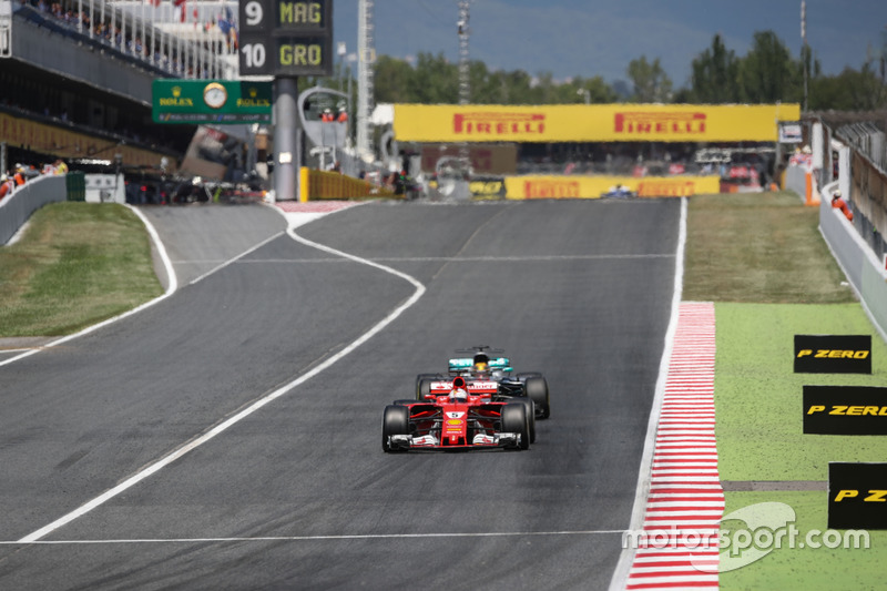 Sebastian Vettel, Ferrari SF70H battles for position, Lewis Hamilton, Mercedes-Benz F1 W08