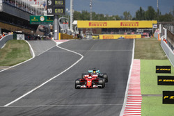Sebastian Vettel, Ferrari SF70H battles for position, Lewis Hamilton, Mercedes-Benz F1 W08