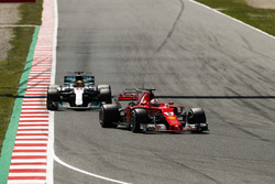 Sebastian Vettel, Ferrari SF70H, Lewis Hamilton, Mercedes AMG F1 W08
