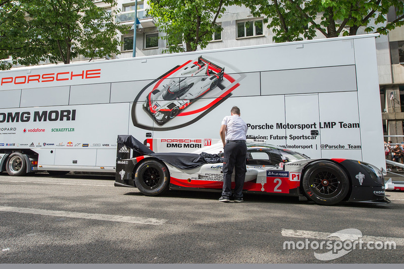 #2 Porsche Team Porsche 919 Hybrid: Timo Bernhard, Earl Bamber, Brendon Hartley