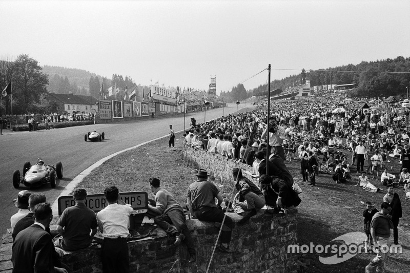 Ricardo Rodriguez ve Ferrari takım arkadaşı Phil Hill Eau Rouge'a doğru yol alıyorlar