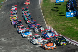 Los autos antes de la largada de la Carrera 1 de la Challenge
