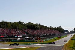 Kevin Magnussen, Haas F1 Team VF-17, Daniil Kvyat, Scuderia Toro Rosso STR12