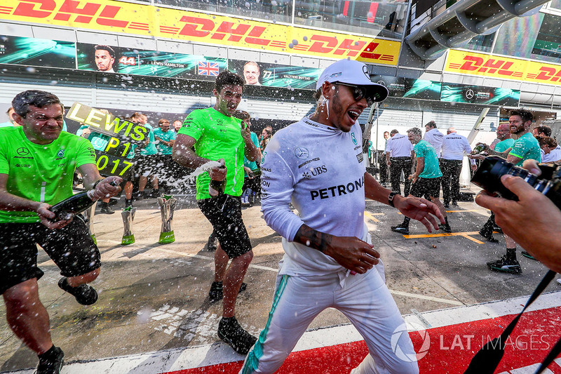 Race winner Lewis Hamilton, Mercedes AMG F1 celebrates, theteam and the champagne