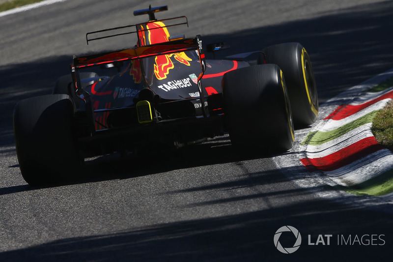 Já Daniel Ricciardo deu o “pulo do gato” com ultrapassagens e na estratégia. Ele largou com os pneus macios, estendeu seu primeiro stint e usou supermacios no fim.
