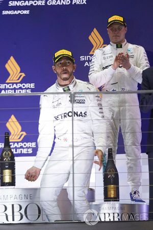 Podium: le vainqueur Lewis Hamilton, Mercedes AMG F1, troisième place Valtteri Bottas, Mercedes AMG F1