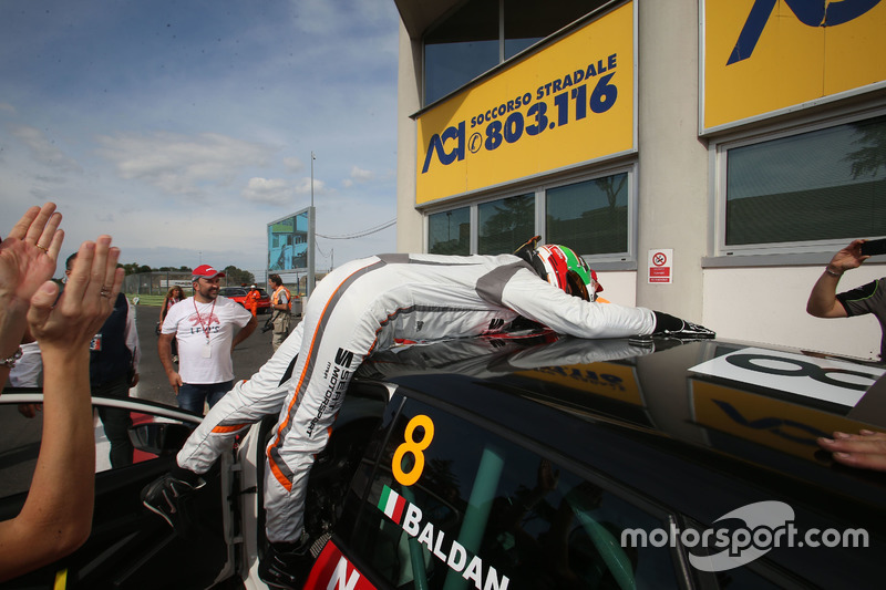 Il vincitore di Gara 2 Nicola Baldan, Pit Lane, Seat Leon TCR-TCR