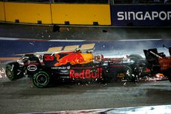 Les voitures de Kimi Raikkonen, Ferrari SF70H et Max Verstappen, Red Bull Racing RB13 s'accidentent