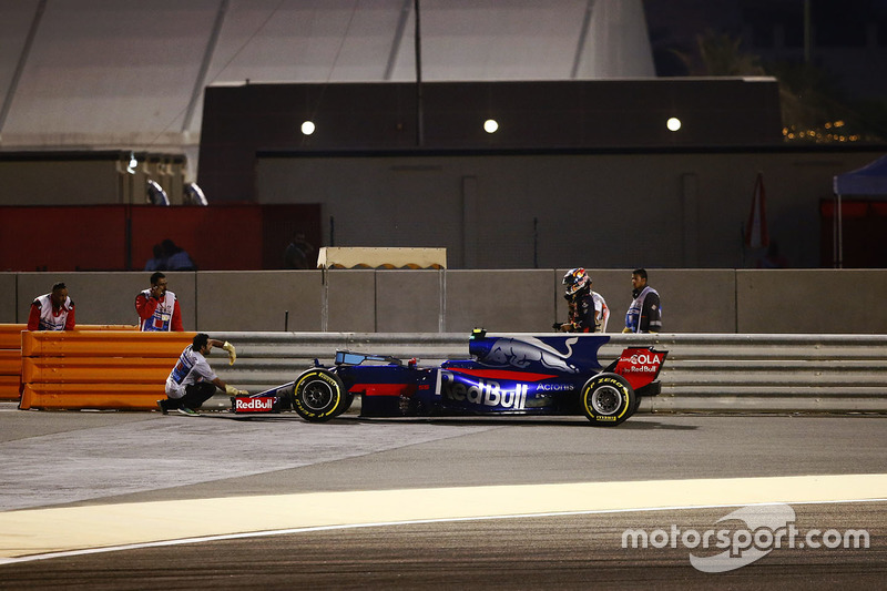 Carlos Sainz Jr., Scuderia Toro Rosso STR12, stops