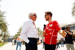 Sebastian Vettel, Ferrari, met Charlie Whiting, FIA wedstrijddirecteur