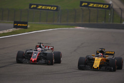 Romain Grosjean, Haas F1 Team VF-17, passes Nico Hulkenberg, Renault Sport F1 Team RS17