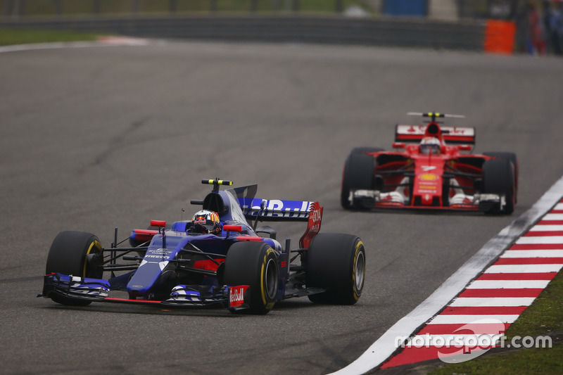 Carlos Sainz Jr., Scuderia Toro Rosso STR12; Kimi Räikkönen, Ferrari SF70H