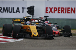 Jolyon Palmer, Renault Sport F1 Team RS17, leads Romain Grosjean, Haas F1 Team VF-17