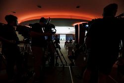 Fernando Alonso e Zak Brown, Executive Director, McLaren Technology Group, annunciano l'accordo per