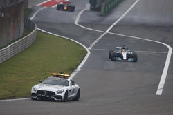 Safety Car delante de Lewis Hamilton, Mercedes AMG F1 W08