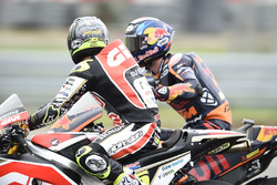 Cal Crutchlow, Team LCR Honda, félicité par Bradley Smith, Red Bull KTM Factory Racing, pour sa troisième place