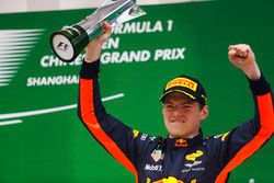 Max Verstappen, Red Bull Racing, avec son trophée sur le podium