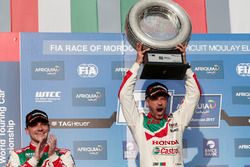 Podio: il vincitore della gara Tiago Monteiro, Honda Racing Team JAS, Honda Civic WTCC