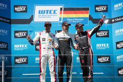 Podium Race 1: Race winnaar Thed Björk, Polestar Cyan Racing, Volvo S60 Polestar TC1, tweede plaats 