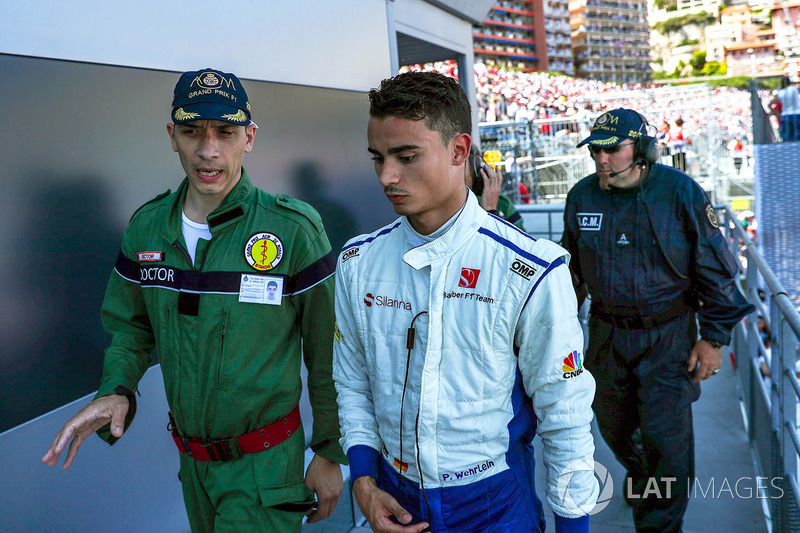 Race retiree Pascal Wehrlein, Sauber with the Doctor