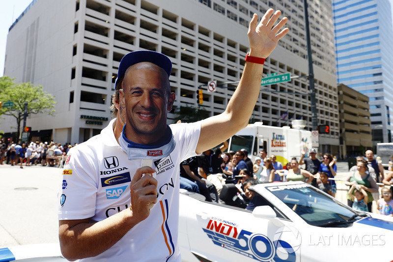 Mesmo assim, seu saldo foi positivo: Alonso recebeu amplos elogios durante sua jornada, tanto pelo desempenho na pista (que o rendeu o prêmio de Estreante do Ano) quanto pela postura relaxada fora dela.