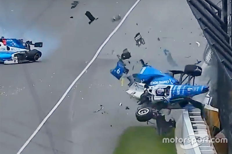Авария Скотта Диксона, Chip Ganassi Racing Honda, и Джея Ховарда, Schmidt Peterson Motorsports Honda