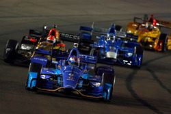 Scott Dixon, Chip Ganassi Racing Honda, James Hinchcliffe, Schmidt Peterson Motorsports Honda, Tony Kanaan, Chip Ganassi Racing Honda scrub tires before a restart