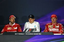 Sebastian Vettel, Ferrari, Valtteri Bottas, Mercedes AMG F1, Kimi Raikkonen, Ferrari lors de la conférence de presse