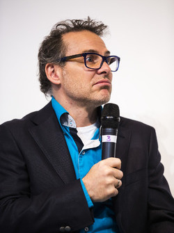 Jacques Villeneuve est interviewé sur la scène Autosport