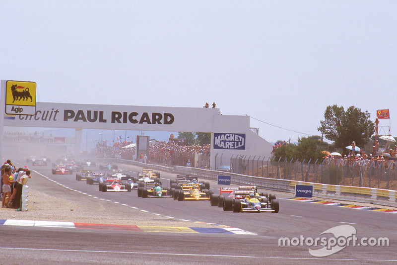 Nigel Mansell, Williams FW11B Honda, lidera a Alain Prost, McLaren MP4/3 TAG Porsche, Nelson Piquet, Williams FW11B Honda, y Ayrton Senna, Team Lotus Honda 99T al inicio