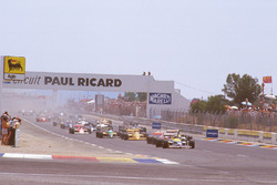Nigel Mansell, Williams FW11B Honda, lidera a Alain Prost, McLaren MP4/3 TAG Porsche, Nelson Piquet, Williams FW11B Honda, y Ayrton Senna, Team Lotus Honda 99T al inicio