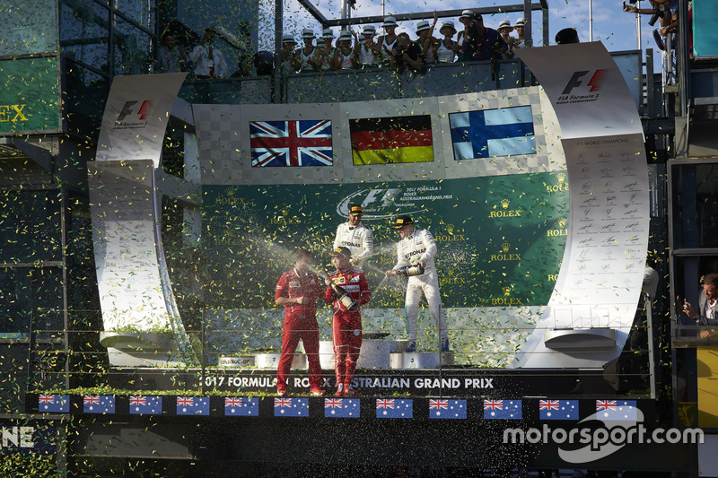 Champagnerdusche: 1. Sebastian Vettel, Ferrari; 2. Lewis Hamilton, Mercedes AMG; 3. Valtteri Bottas,