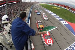 Start: Kyle Larson, Chip Ganassi Racing Chevrolet leads