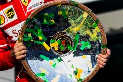Sebastian Vettel, Ferrari, eerste plaats, met zijn trofee