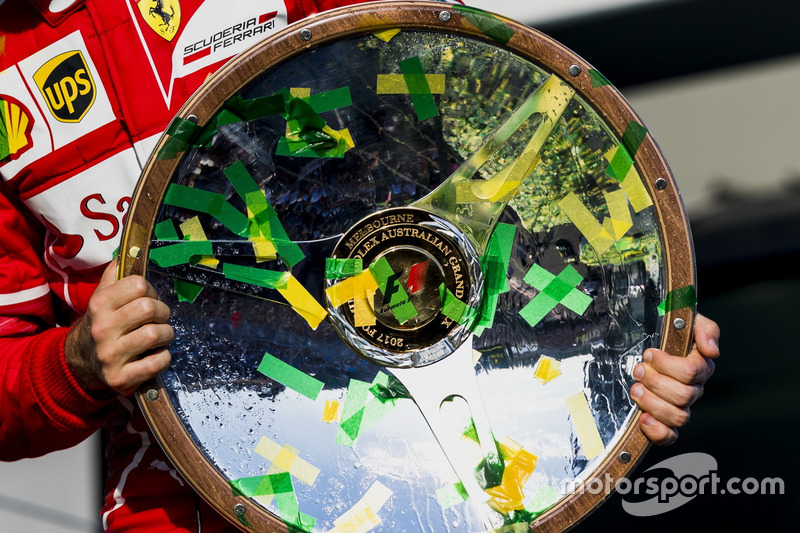 Sebastian Vettel, Ferrari con su trofeo