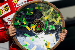 Sebastian Vettel, Ferrari con su trofeo