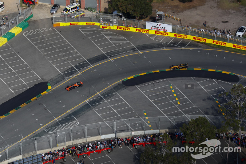 Fernando Alonso, McLaren MCL32, Nico Hulkenberg, Renault Sport F1 Team RS17